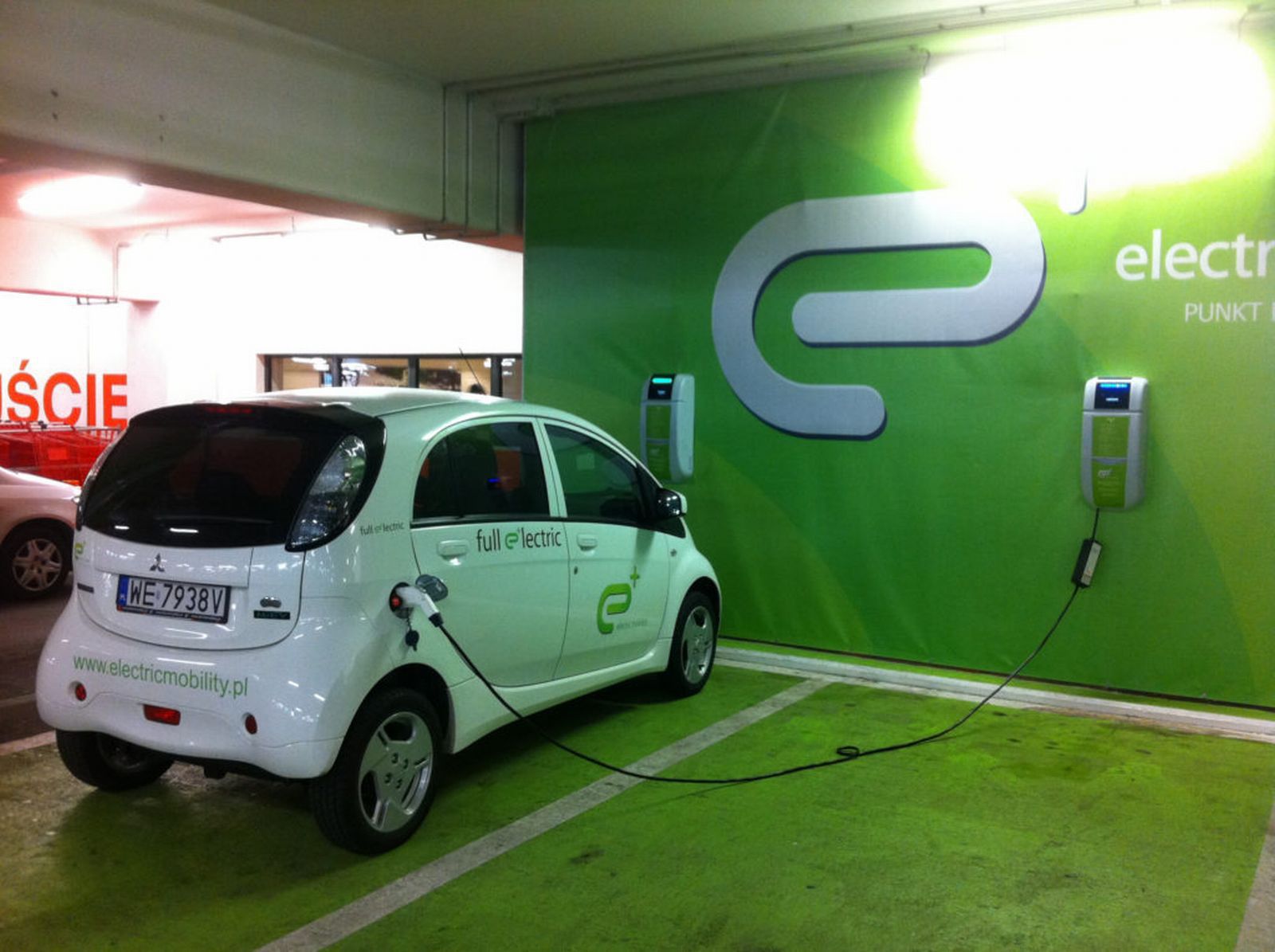 Electric_automobile_recharging_at_a_Warsaw_shopping_center_garage-1-1024x765.jpg