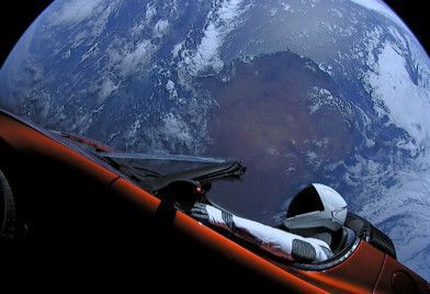 il-selfie-di-starman-il-manichino-a-borfo-della-tesla-roadster-lanciato-nello-spazio.jpg