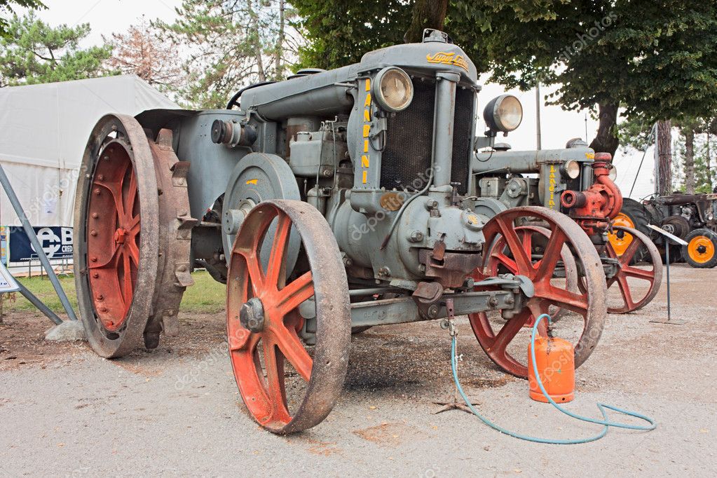 depositphotos_8713178-stock-photo-old-tractor-super-landini-1937.jpg