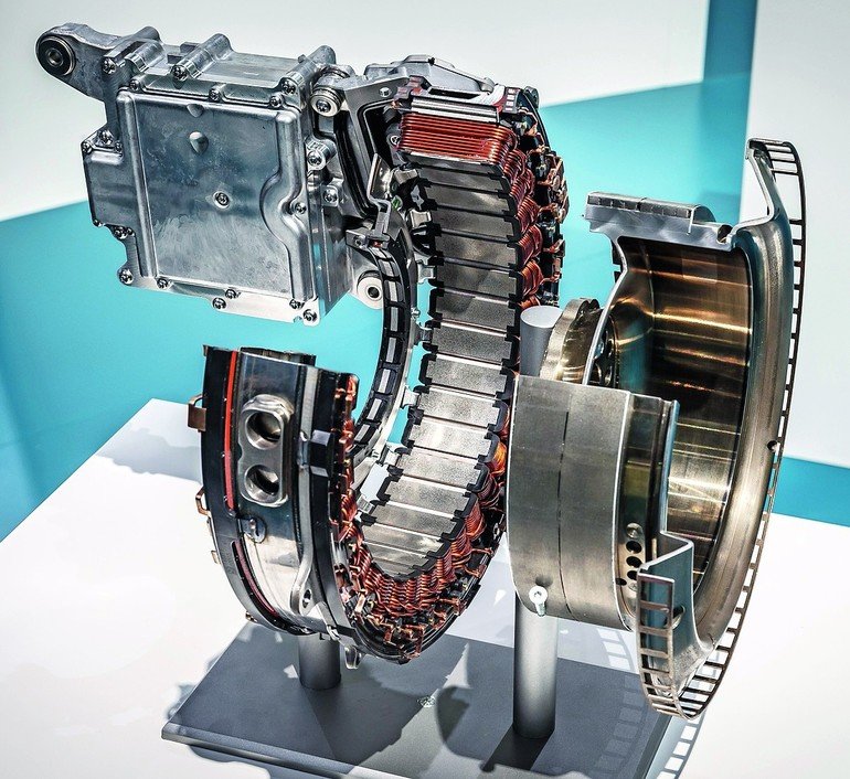 Motore sincrono SPM Daimler-Benz per applicazioni 48V MHEV.