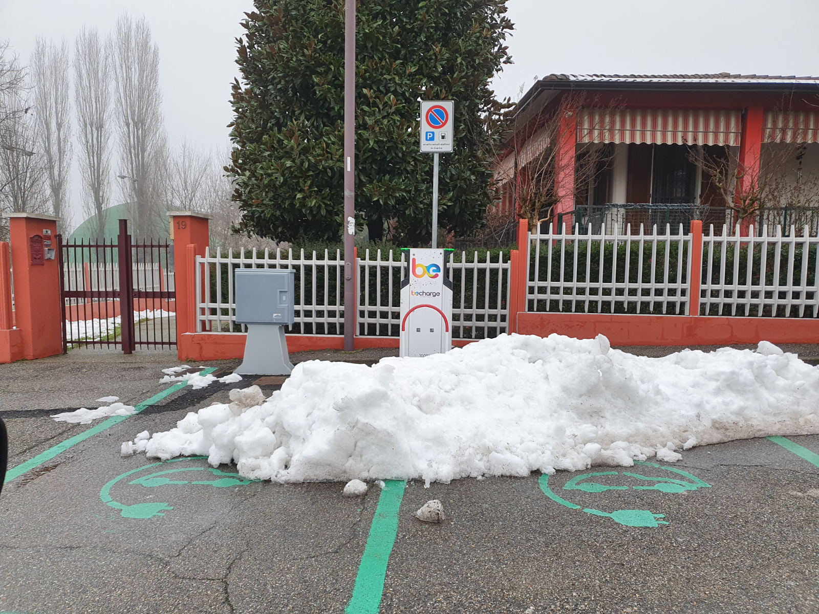 Visione generale punto di ricarica con neve