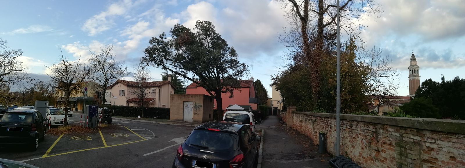 Panoramica colonnina e indicazione del passaggio pedonale, il campanile indica la piazza