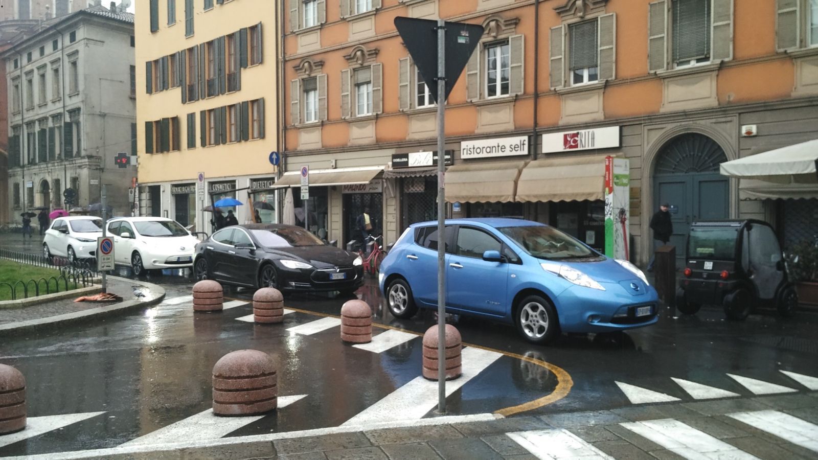 Breve sosta in Piazza Gioberti per parcheggiare le auto che erano prive di permesso per circolare in ZTL, visione dal davanti...