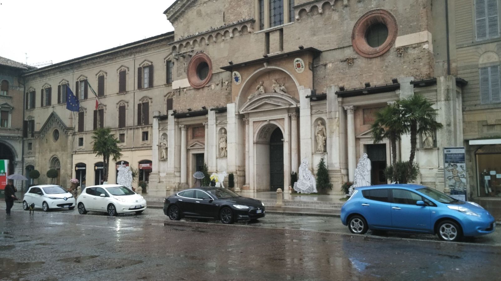 Fermata foto in Piazza Camillo Prampolini, dove il pilomat era aperto perchè era in corso un matrimonio, altrimenti non si entrava.