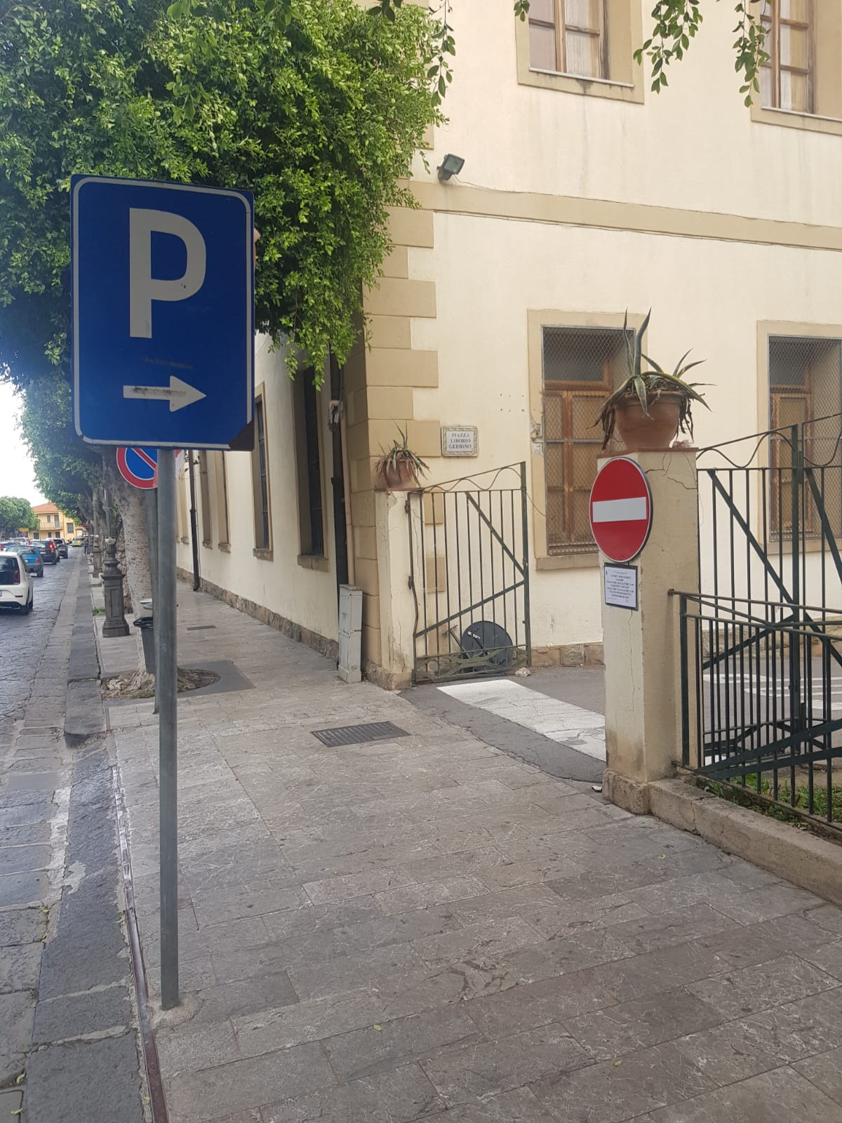 Per quanto possa apparire assurdo,questo è l'unico ingresso per il parcheggio